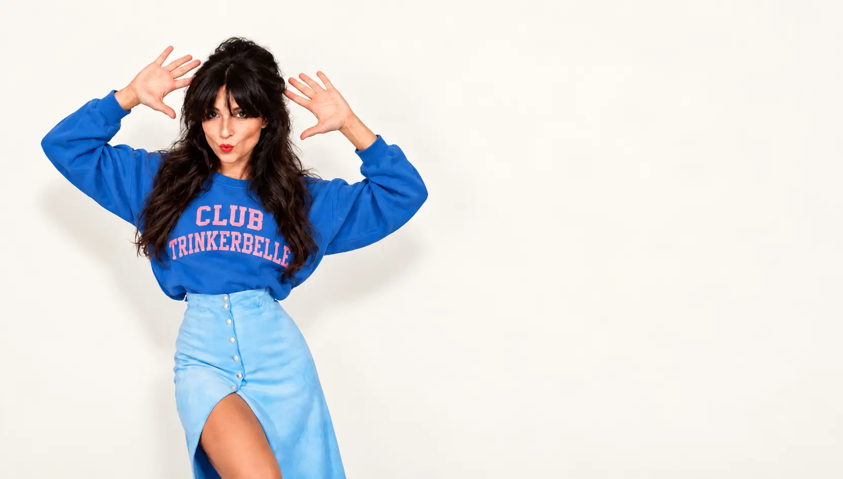 Mimi in blauem Club-TRINKERBELLE-Sweatshirt und hellblauem Rock